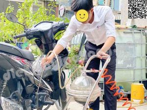 Thực hiện hút dầu xe máy bằng máy hút dầu 8 lít nhựa