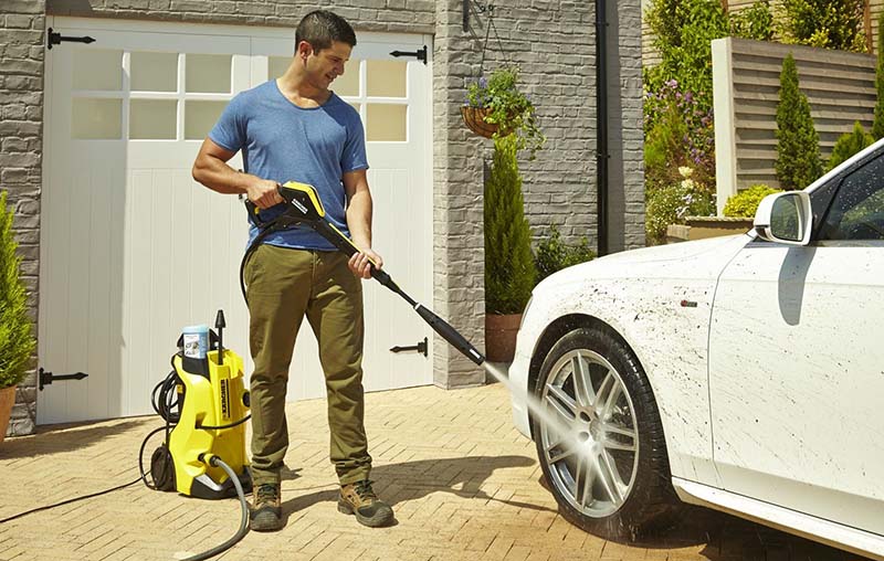 Máy rửa xe gia đình nên có trọng lượng nhẹ, bánh xe di chuyển dễ dàng