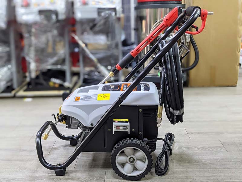 Máy rửa xe máy chuyên nghiệp là thiết bị rất cần thiết cho các tiệm sửa xe